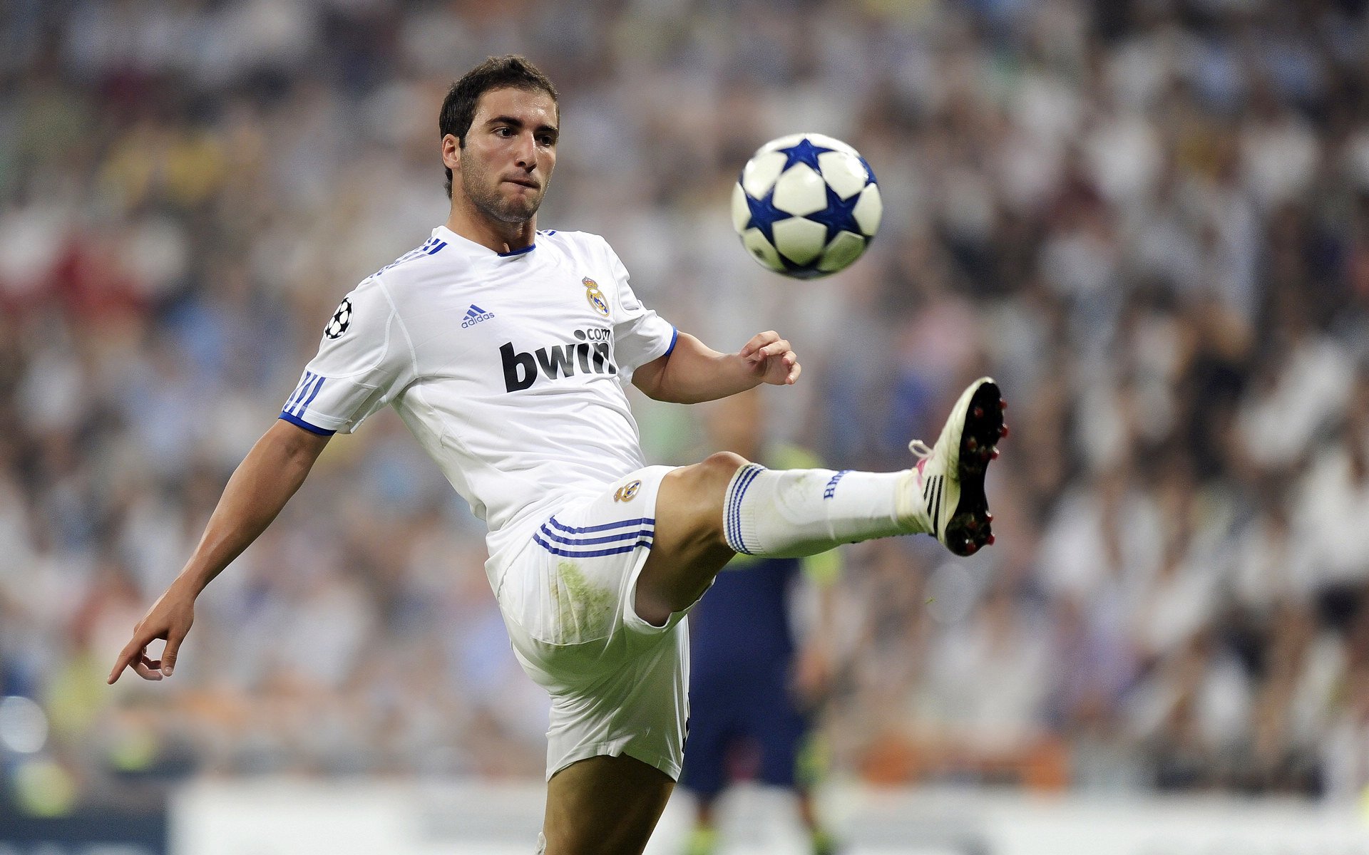 传的漂亮,打的精彩!费尔明长传精准制导,拉什福德一步过掉对手爆杆破门!